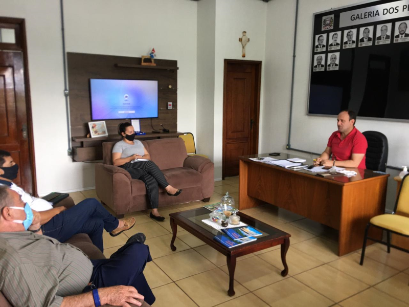 Prefeito realiza reunião com equipe administrativa do Hospital Nossa Senhora dos Navegantes.